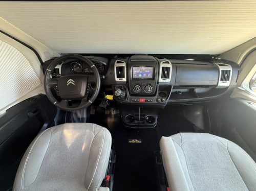 P&ouml;ssl summit shine 540 165 ch Fourgon am&eacute;nag&eacute; lit transversal store crochet de remorquage remis pliss&eacute; climatisation porte moustiquaire apple carplay cam&eacute;ra demi-cuir photo : 8