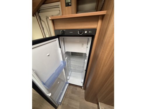 Weinsberg CaraSuite Edition IC-line 700 MEG 140 PS Euro 6 L&auml;ngsbetten+Hubbett elktr Sch&uuml;ssel TV Garage Fahrradtr&auml;ger Markise Fliegengitter T&uuml;r Kamera Foto: 13