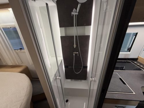Adria Coral Plus 650 DC Queensbett / Automatik Foto: 14