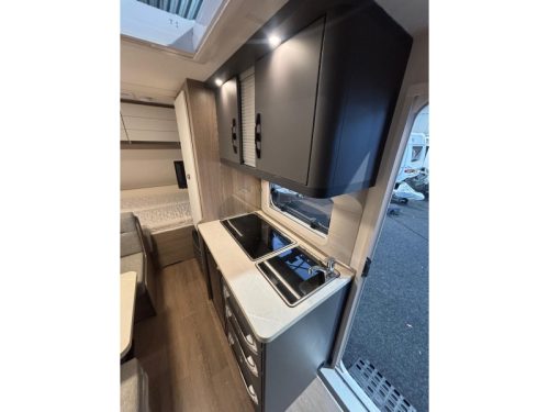 Hobby On Tour 470 KMF with awning and bunk bed  photo: 13
