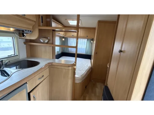Hobby De luxe Easy 460 UFE franz&ouml;sisches Bett Rundsitzgruppe Toilette Foto: 2