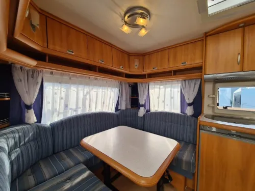 Hobby De Luxe 460 UFE mit Vorzelt Foto: 6