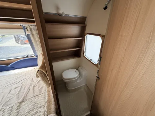 B&uuml;rstner Averso Fifty 460 TS Airco! Beautiful awning French bed photo: 8