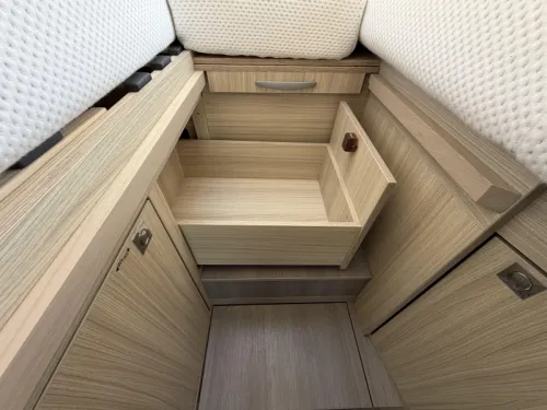 Adria Compact Supreme DL Face-to-Face, 160HP photo: 12