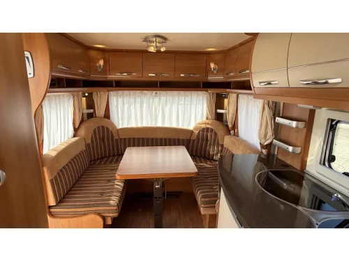 Hobby Excellent 495 UFE franz&ouml;sisches Bett Rundsitzgruppe Toilette Foto: 1