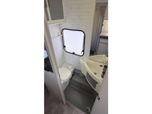 B&uuml;rstner Holiday 395 TK folding bunk bed sitting toilet photo: 5