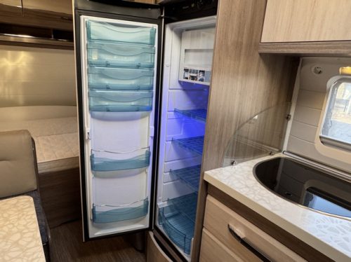 Hobby De Luxe 490 KMF met STAPELBED **6 Slaapplaatsen/Mover/1e eigenaar//Lichtmetalen velgen black/2x zonnepaneel/Autark/Nette caravan foto: 20