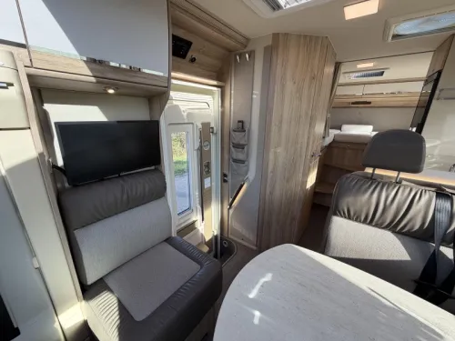 Eura Mobil Profila T 695 EB Wintervast, Lengtebedden  foto: 6