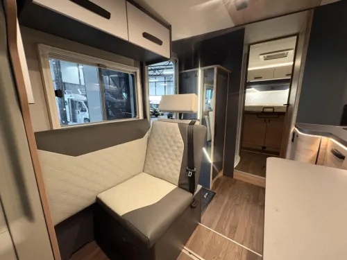 Knaus L!ve Wave 700 DX 180hp automatic /queen bed  photo: 10