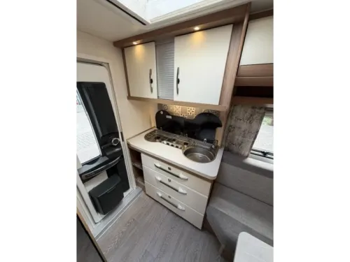 Hobby De Luxe 400 SFE Incl. Mover and Awning  photo: 20