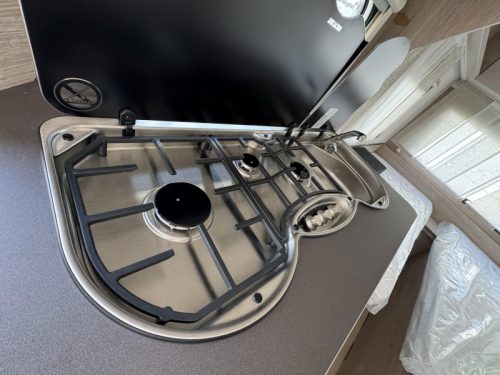 B&uuml;rstner Premio Life 480 TL Mover and Thule awning photo: 4