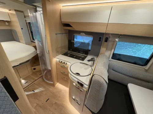 Hymer BMC-T 690 automatic / queens bed photo: 9