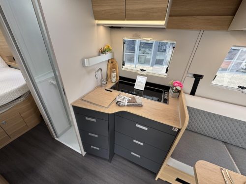 Adria Matrix Automaat Queensbed photo: 3