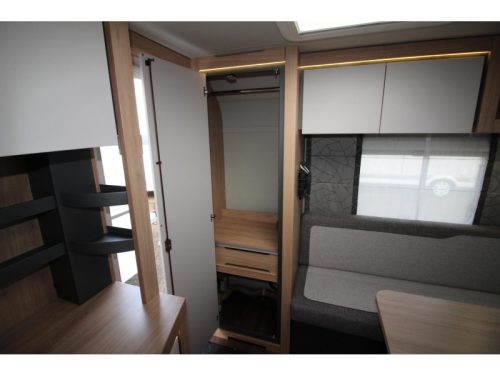 Knaus Sport 420 QD Transverse bed & spacious kitchen! photo: 19