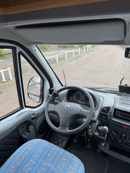 Dethleffs Globebus 1 110 HP, Transverse bed, half-dinette, swivel seats, Engine air conditioning, neat camper, length 6.00 Year 2006 Camper centrum on the road Marum photo: 16