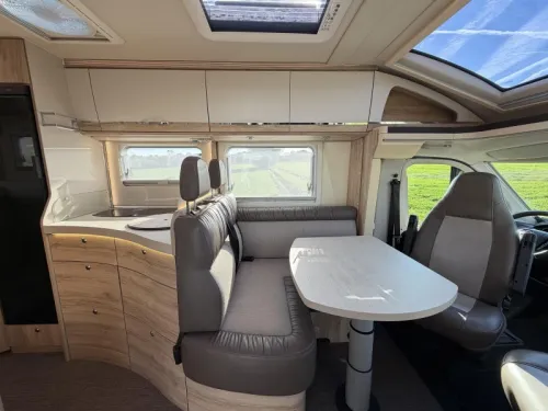 Eura Mobil Profila T 695 EB Wintervast, Lengtebedden  foto: 21