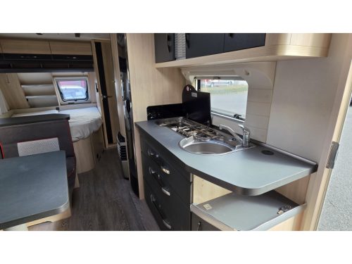 Hobby De Luxe Edition 650 KMFE awning photo: 10