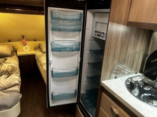 Hobby De Luxe 495 UL mover, awning photo: 9