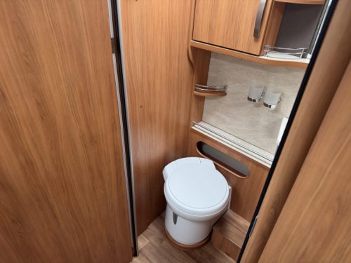 Hymer T 704 SL single beds levelling system photo: 10