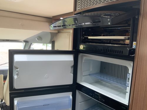 B&uuml;rstner Aviano 727 2.3 AUTOMATIC 150 HP integral, Engine air conditioning, Queen bed, ground floor, side seating group Year 2012 Camper centrum on the road photo: 20