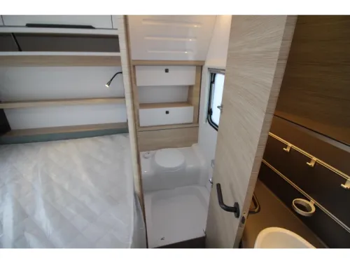 Fendt Apero Activ 390 FH French bed & end kitchen! photo: 16
