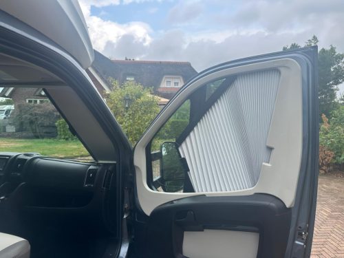Knaus Sky Wave 650MF, 4 berths, automatic 150hp, French bed and pop-top roof photo: 4