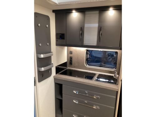 Hobby De Luxe 460 SFF Freestanding bed/Shower photo: 2