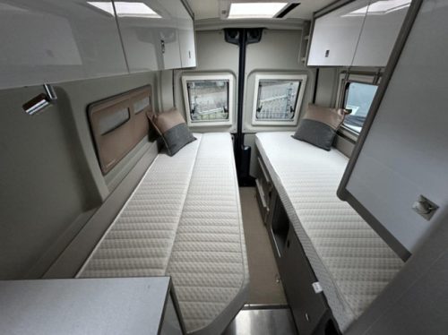 B&uuml;rstner Delfin C 621 SINGLE BEDS + TOW HITCH photo: 8
