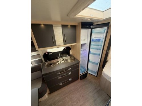 Hobby De Luxe Edition 460 UFE Including Awning and Mover photo: 13