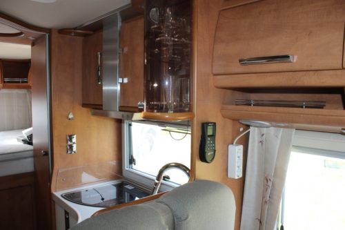 Carthago 4.2 Vollintegriert 2.3 M-jet 148 PS, Alko Fahrgestell light, Motor-Klimaanlage, Hubbett & Querbett, Garage, Drehst&uuml;hle vorne, L-Sitz, Seitensitz, etc. Marum (Groningen) Foto: 8