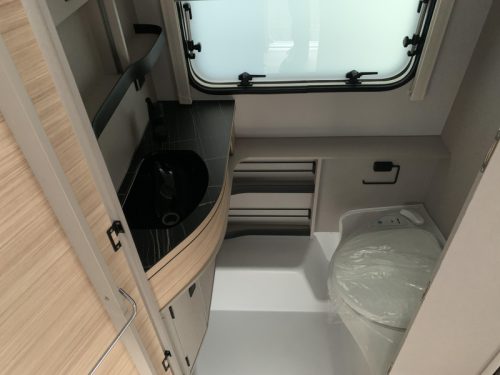 Eriba Touring Urban 530 Fliegengittert&uuml;r/Serviceluke/Markise Foto: 5