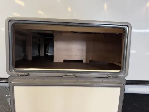 Knaus Sudwind Black Selection 450 FU Dachklimaanlage / Franz&ouml;sisches Bett Foto: 9