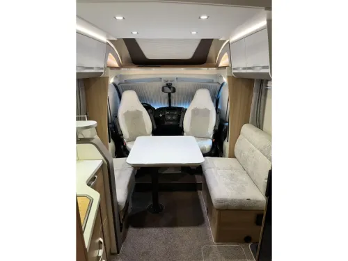 Adria Matrix 670 DL Face to face seating / Level photo: 7