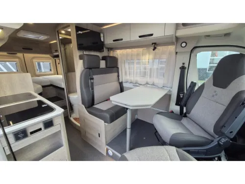 Bravia Mobil SWAN 636 180PS Automatik FullOption Foto: 8