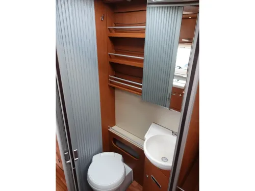Hymer B678 WC/DUSCHE | L&Auml;NGSBETTEN Foto: 18