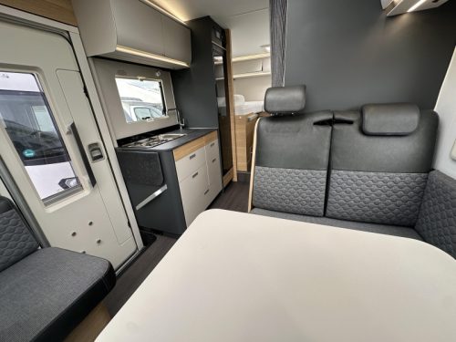 Adria Coral 600 SL 140PS L&auml;ngsbetten Garage Foto: 8