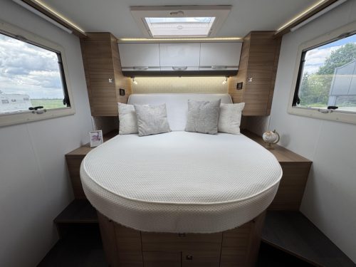 Adria Matrix Plus 670 DC Queensbed Hubbett Wechselrichter Foto: 2