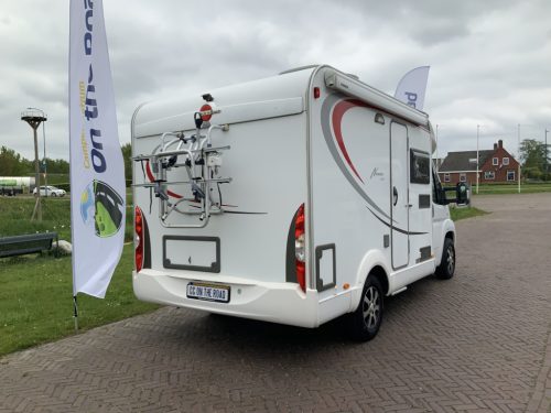 B&uuml;rstner Nexxo 569 Semi-integrated, Train seat, French bed, two swivel chairs, small camper, Year 2010 Camper centrum on the road photo: 30