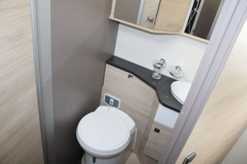 Challenger Graphite Vip Edition T 328 igual Chausson 788 AUTOM&Aacute;TICO Fiat 140 cv equipado con cama Queen y cama abatible 4 pers. (76 foto: 45