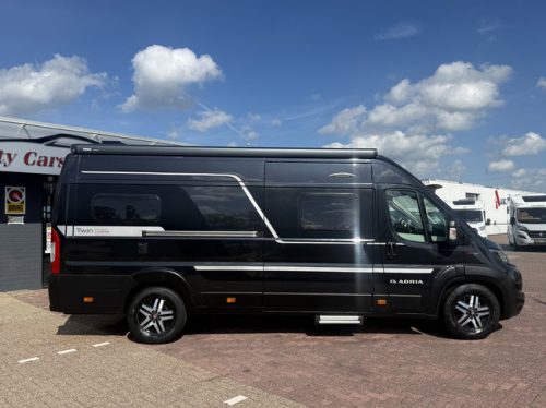 Adria Twin 640 SGX Supreme 9 traps automaat full options 160 pk elktr lengte hefbed luifel trekhaak eltr schotel tv leder foto: 2