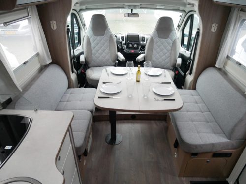 Carado T459, Face-to-Face, Queensbed, Hubdach, XXL Garage, Klimaanlage Foto: 7
