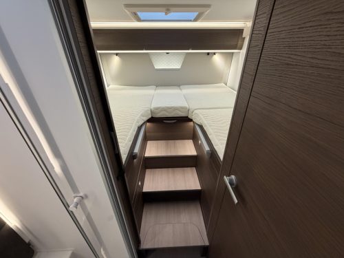 Adria Coral MB Supreme 670 DL Mercedes- L&auml;ngsbetten Foto: 2