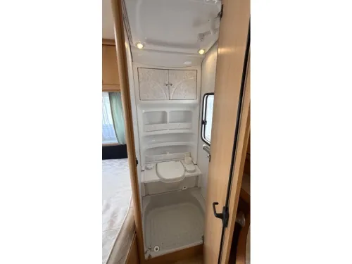 Hobby De luxe Easy 460 UFE franz&ouml;sisches Bett Rundsitzgruppe Toilette Foto: 12