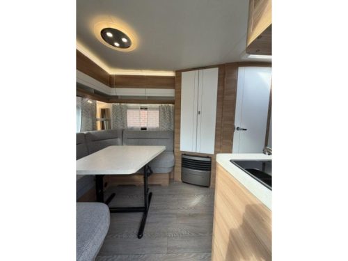 Hobby De Luxe 495 UL Inkl. Rangierhilfe und Markise Foto: 11