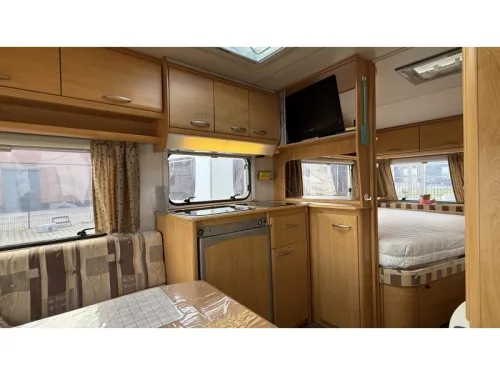 Knaus Sudwind 450 TF French bed round seating toilet photo: 3