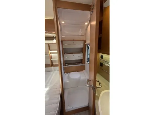 Fendt Saphir 465 SFB French bed dinette toilet photo: 12
