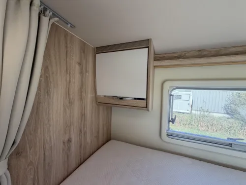 Eura Mobil Profila T 695 EB Wintervast, Lengtebedden  foto: 14