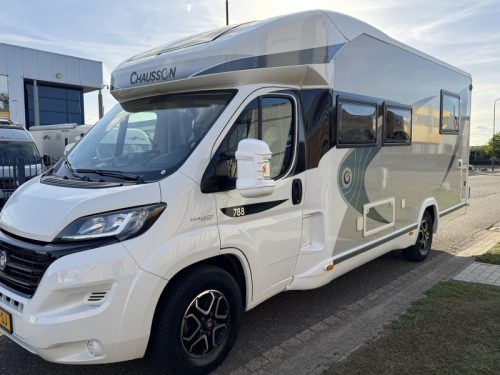 Chausson Titanium VIP 788 Queensbed no pop-top roof photo: 11