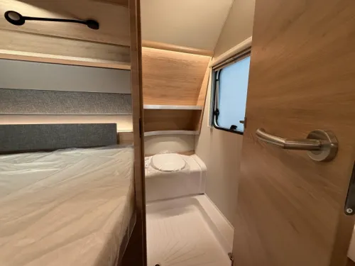 Knaus Sudwind Black Selection 450 FU dinette / french bed  photo: 15