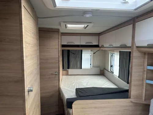 Knaus Sudwind Black Selection 500 PF Kopkeuken / Franz&ouml;sisches Bett Foto: 4